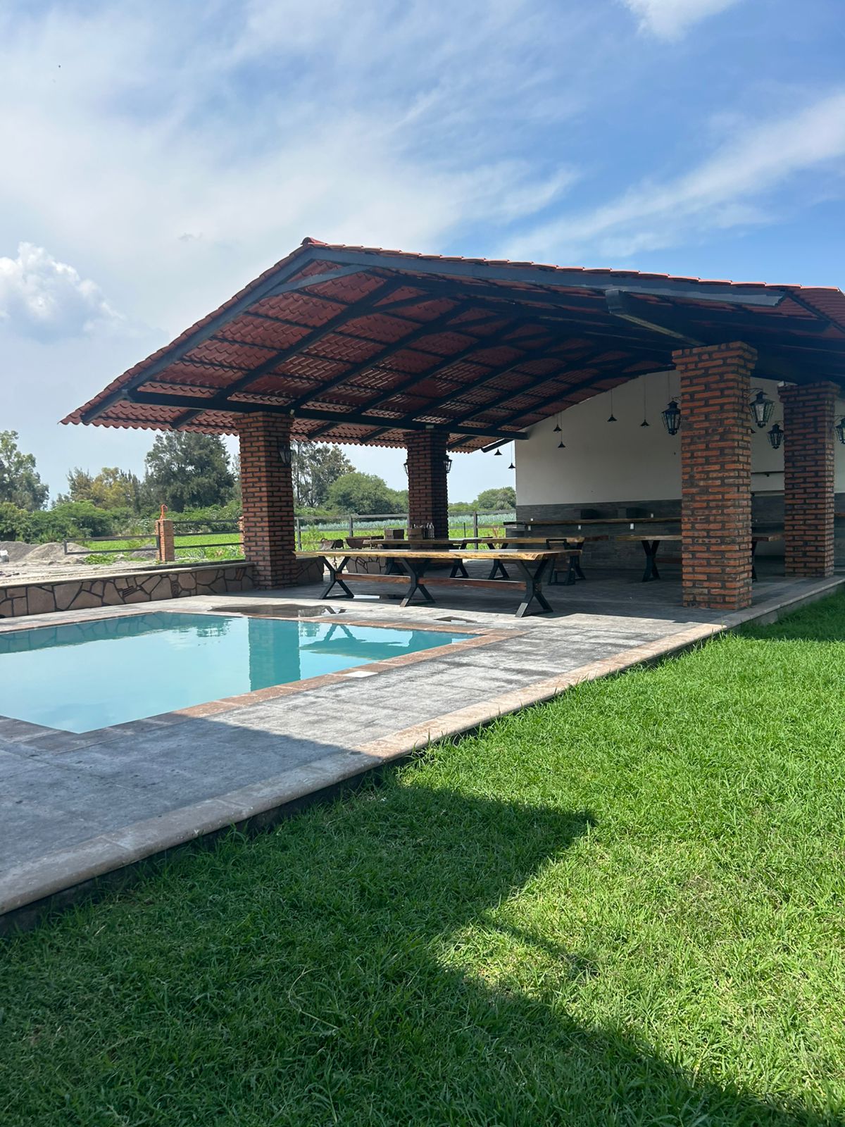 Piscina y asadores